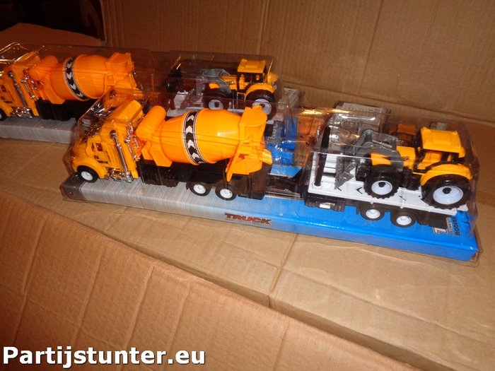 truck betonmolen met aanhanger en tractor, truck ...