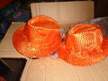 PARTIJ FEDORA HOED ORANJE MET PAILLETTEN MET ROOD WIT BLAUW LINT